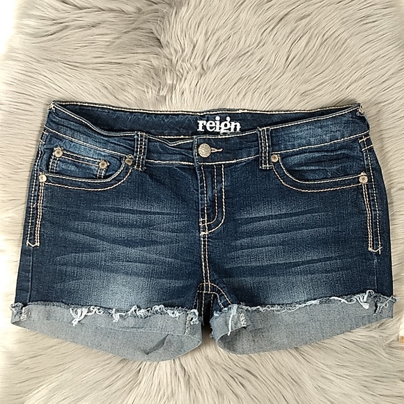 Reign roll cuff shorts Size 13 Curvy, Junior (36") - Picture 1 of 15